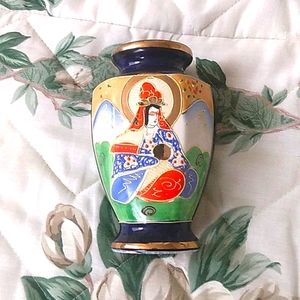Amazing Japanese handpainted vintage vase in excellent condition (J1)